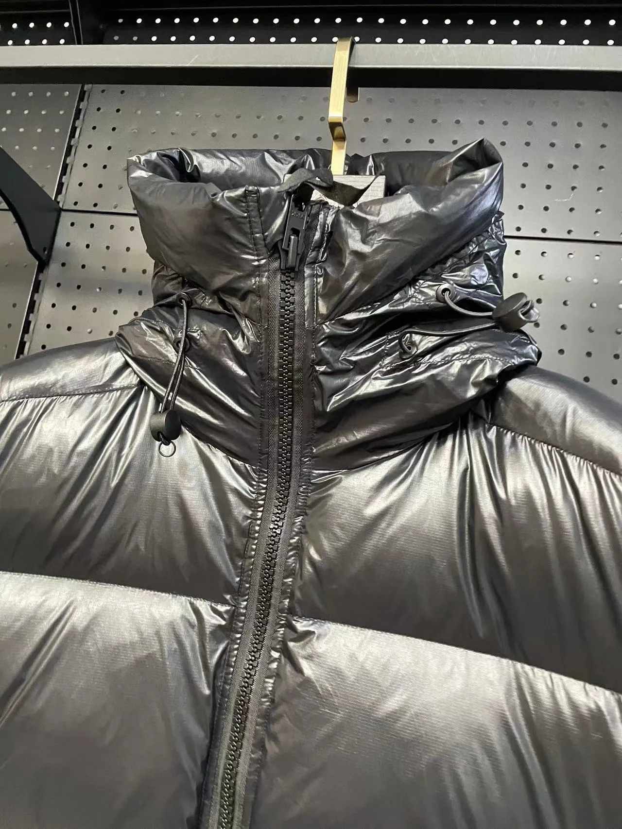 P780 Black Black Label Top Version 𝘾𝘼𝙉𝘼𝘿𝘼 𝙂𝙊𝙊𝙎𝙀/Canada Goose 2023 Limited New Crofton Puff Down Jacket Pure Guangzhou Inspection 95 White Duck Down Filling‼  Top version, ceiling level‼ Crofton soft bread, the latest style in 2023, has a cold protection effect of up to level 4. It is made of recycled Feather-Light tear-resistant fabric. It is ultra-light and has no weight on the upper body at all! The unique black label highlights your temperament‼  Canada Goose, a Canadian brand, has always been recognized as the warmest down jacket. Various Instagram celebrities, Internet celebrities, and celebrities often wear it for street photos. I do Canada Goose every year, but I still can’t get rid of my love for geese. No matter how cold the winter is, there is no need to be afraid, because there are geese! Filled with 80% white duck down, Canada Goose is the legendary warmest down jacket and is known as a must-have for Arctic outdoor sports! The most popular down jacket in the world, celebrities are rushing to buy it, it is a must-have! Same style for men and women Size: S-XXL